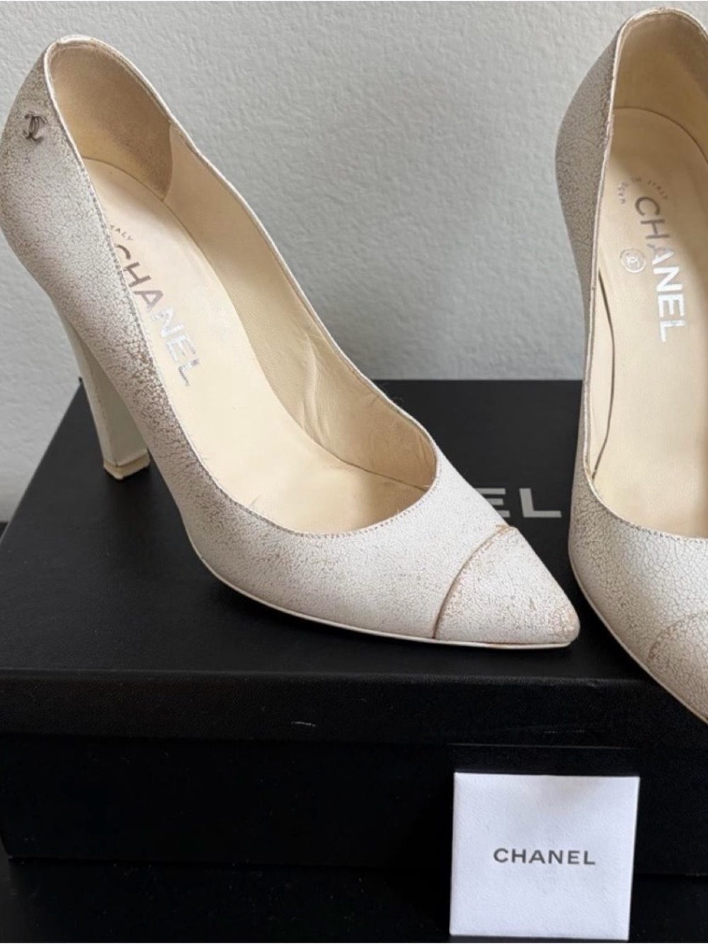 CHANEL Ivory Textured Pointed-Toe Leather Pumps